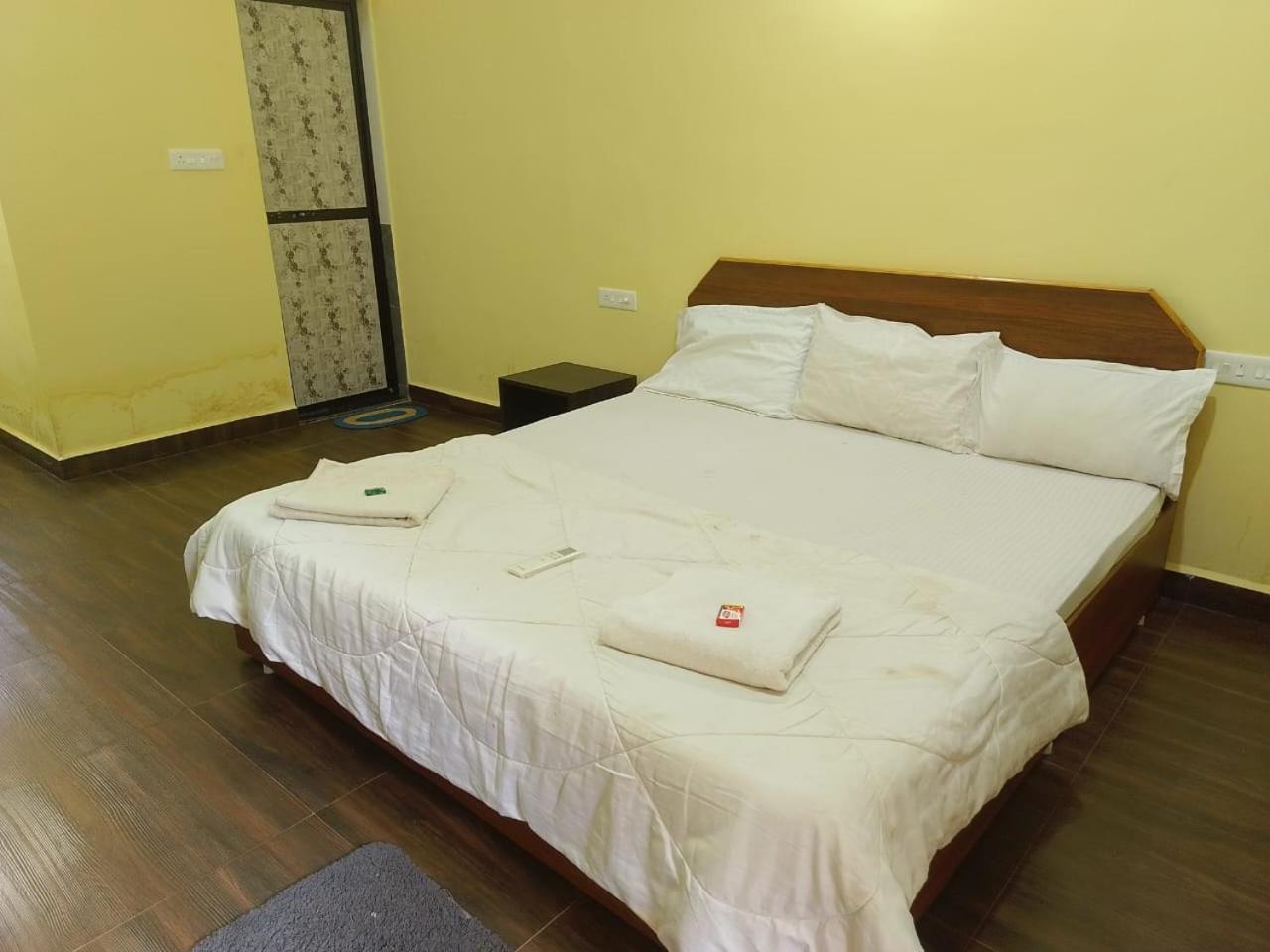 One Love Guest House Morjim Exterior photo